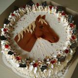 dort krémový a kůň